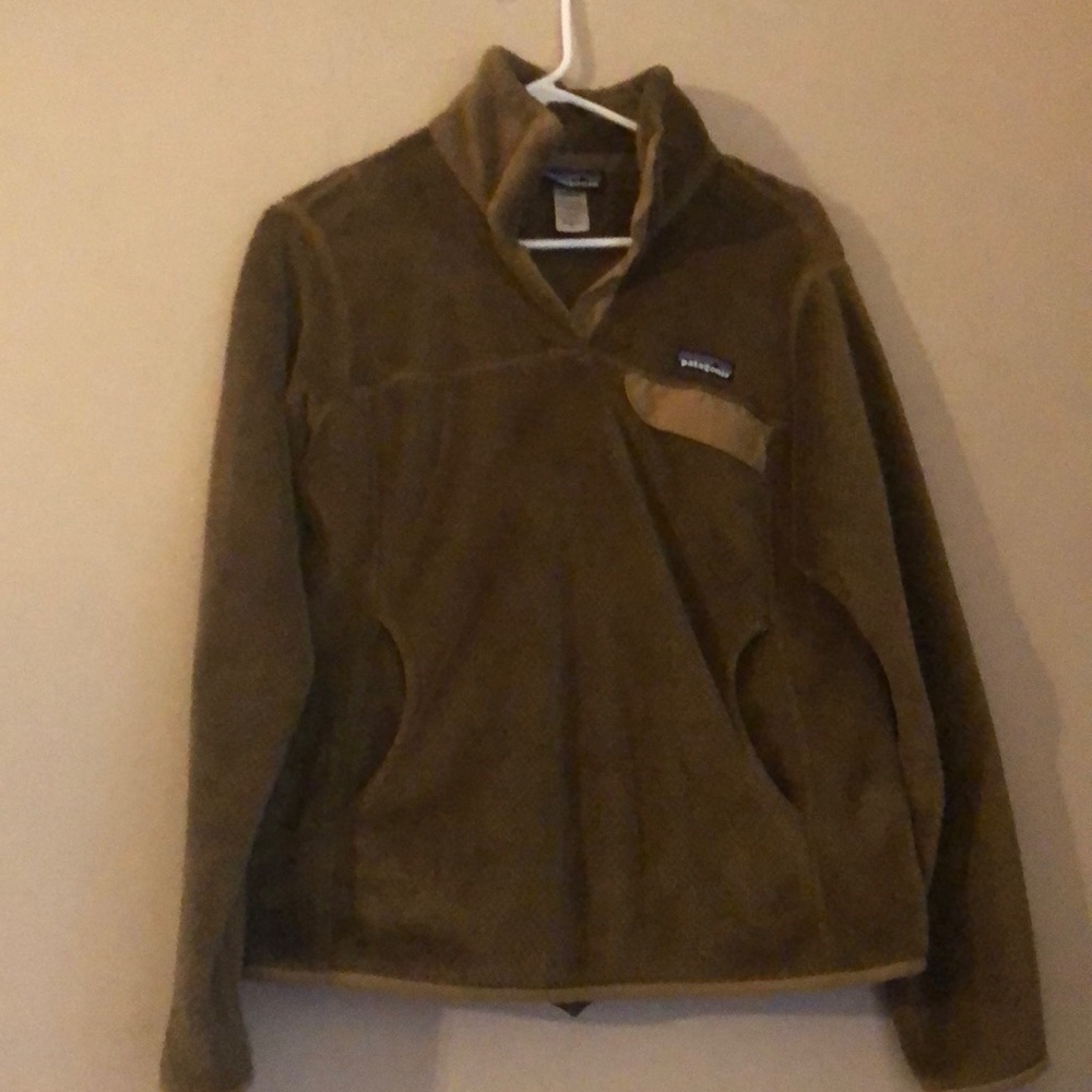 Used but in great condition Patagonia Snap Pullover. Chocolate browse color